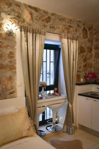 1 dormitorio con escritorio y ventana con cortinas en Apartments Bepina en Split
