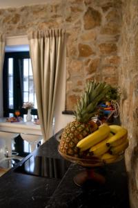 uma tigela de bananas e um ananás numa mesa em Apartments Bepina em Split