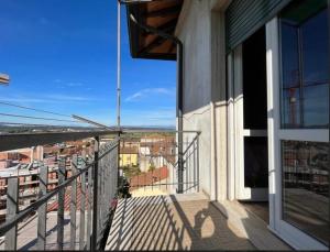 uma varanda com vista para a cidade em Appartamento La sosta em San Romano