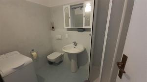 A bathroom at Flora