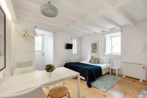 ポルトにあるCasa Floraの白い部屋(ベッド1台、テーブル、椅子付)