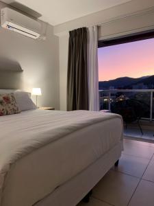 1 dormitorio con cama y ventana con vistas en Soar Luxury Studio en el centro de Salta en Salta