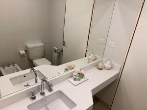 y baño con lavabo y espejo. en Soar Luxury Studio en el centro de Salta en Salta