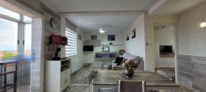 una sala de estar con mesa y una habitación con cocina en Arribolas, en Bermeo