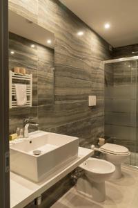 モンテカティーニ・テルメにあるHotel Ambrosianoのバスルーム(白い洗面台、トイレ付)