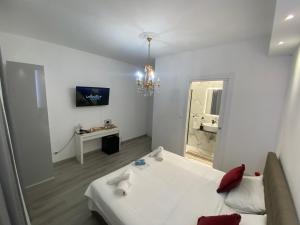 Habitación blanca con cama y espejo en Zola Centro, en Zola Predosa