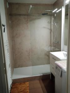 W łazience znajduje się prysznic i umywalka. w obiekcie T2 Calme assuré face à la pique les Ramel w mieście Luchon