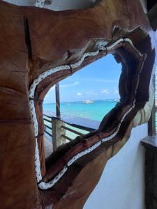 カプルガナにあるHotel Katamaranの海の景色を望む壁の窓
