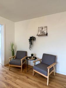 twee stoelen en een tafel in een kamer bij Sali - E3 - WLAN, TV in Essen