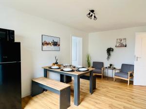 een keuken en eetkamer met een tafel en een koelkast bij Sali - E3 - WLAN, TV in Essen