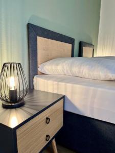 een slaapkamer met 2 bedden en een tafel met een lamp bij Sali - E3 - WLAN, TV in Essen