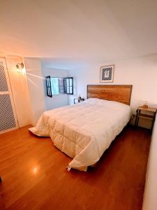 1 dormitorio con 1 cama grande y suelo de madera en Talcahuano Deco by Medranosuites en Buenos Aires