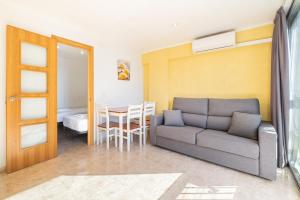 sala de estar con sofá y mesa en Carabelas II 6-2, en Benidorm