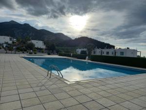 Bazén v ubytování Cosy & Magical 2 bedroom Holiday Place in Çatalköy, Kyrenia nebo v jeho okolí