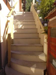 un conjunto de escaleras que conducen a una casa en Pousada Cantinho, en Gramado