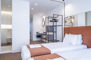 een hotelkamer met een bed en een badkamer bij Casa do Batente - By WeHost in Funchal