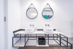 een badkamer met twee wastafels en twee spiegels bij Casa do Batente - By WeHost in Funchal