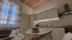 a kitchen with a table with two cups on it at Nel cuore di Santa Maria degli Angeli in Santa Maria degli Angeli