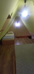 Camera mansardata con letto e luce di Vikendica Pavle a Vrhpolje