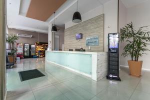 eine Lobby eines Ladens mit einer Rezeption in der Unterkunft Verano Stay Barra Olímpica in Rio de Janeiro + 107 Fotos