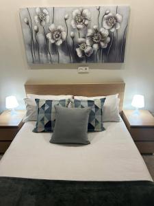 una camera con un grande letto con due lampade di Apartamento Fibes-Congresos Parking Gratis a Siviglia