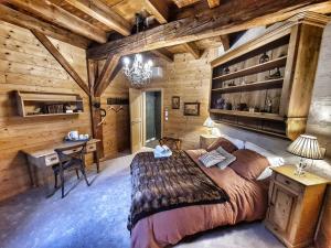 a bedroom with a large bed and a desk at La Grange du couvent B&B in Ribeauvillé