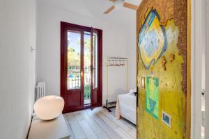 um quarto com uma parede amarela e uma porta em Contemporary Art House em Figueres