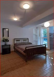 1 dormitorio con cama y ventana grande en La casa de las Luces en Villa Carlos Paz