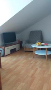 sala de estar con sofá y mesa en APARTMANI "ZUKA", en Korčula