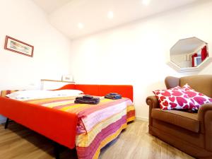 una camera con letto e sedia di la casa del barcaiolo a Malgrate