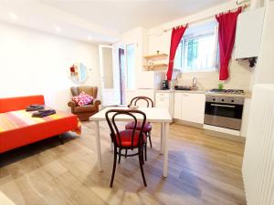 a kitchen and living room with a table and chairs at la casa del barcaiolo in Malgrate