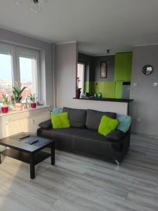 a living room with a couch and a table at Apartament Długie Ogrody 2 pokojowy in Gdańsk
