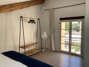 1 dormitorio con cama y ventana en Gîte provençal du XIX° siècle, en Suze-la-Rousse