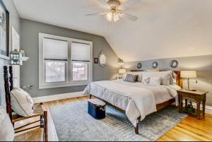 um quarto com uma cama e uma ventoinha de tecto em The Historic Blue Bird Cottage em Colorado Springs