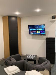 Televízia a/alebo spoločenská miestnosť v ubytovaní ASV Apartments