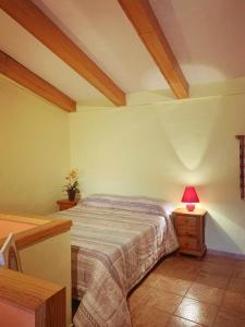 1 dormitorio con 1 cama y 1 mesa con lámpara en CA MATI, en Serón