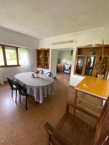 Habitación con mesa con sillas y cocina. en La Quinta - Casa de Campo Balcarce en Balcarce