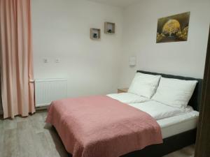 une chambre avec un lit avec une couverture rouge dans l'établissement Apartament Maria, à Sianożęty 15 autres photos