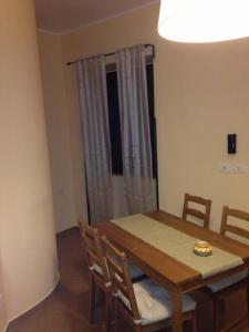 a dining room with a table and chairs and a window at Casa acasaccio in Sciacca