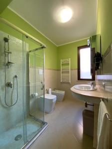 Un baño con ducha, inodoro y lavabo. en VILLA DELLE POMELIE, en Isola delle Femmine