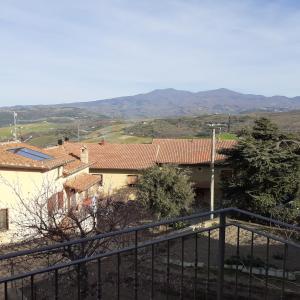 una vista desde el balcón de una casa en Castelvecchio B&B, en Montenero