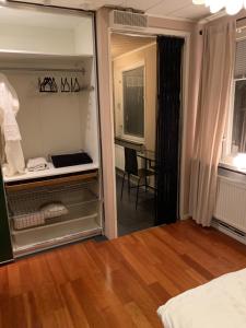 una camera da letto con frigorifero aperto e tavolo di OWN ROOM WITH BIG BED IN A BIG HOUSE! a Luleå