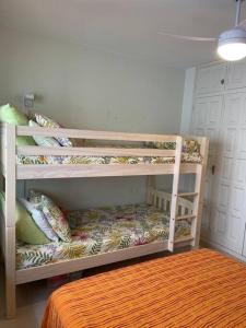 A bed or beds in a room at Apartamento con Piscina en Llança