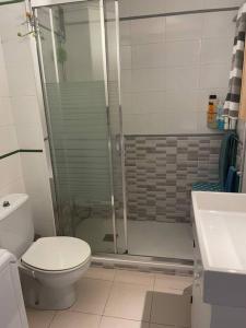 A bathroom at Apartamento con Piscina en Llança