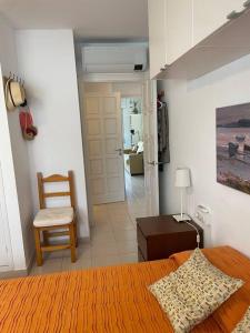 A seating area at Apartamento con Piscina en Llança