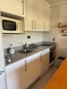 A kitchen or kitchenette at Apartamento con Piscina en Llança