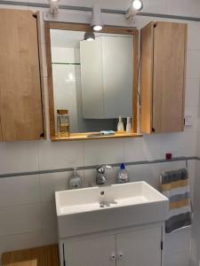 A bathroom at Apartamento con Piscina en Llança