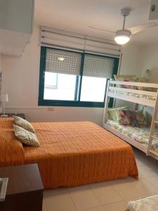 A bed or beds in a room at Apartamento con Piscina en Llança