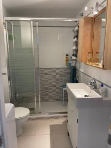 A bathroom at Apartamento con Piscina en Llança
