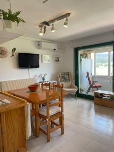 A television and/or entertainment centre at Apartamento con Piscina en Llança